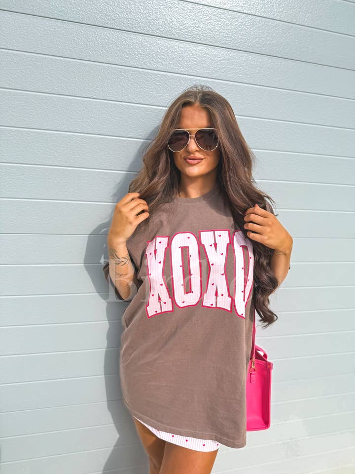 XOXO Pink Seersucker Grafik-T-Shirt in Espresso für den Großhandel von birdie