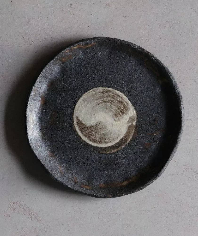 EI Elea Lelimouzin – Großhandel Essteller – Sekhmet schwarzer Steinzeugteller0