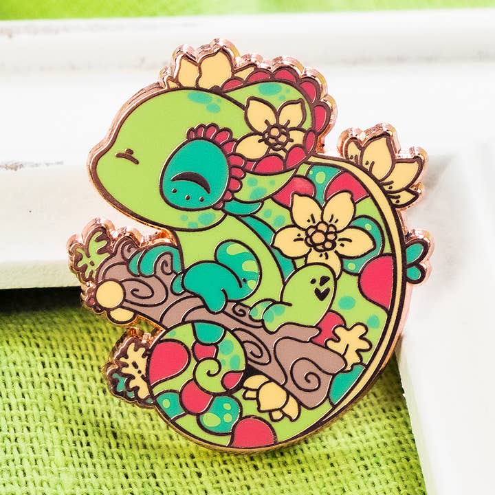 Épinglette en émail caméléon ornée de bijoux sur une carte à collectionner pour la vente par Evy Benita