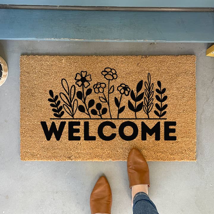 Paillasson floral printanier avec texte de bienvenue pour la vente par Nickel Designs Doormats