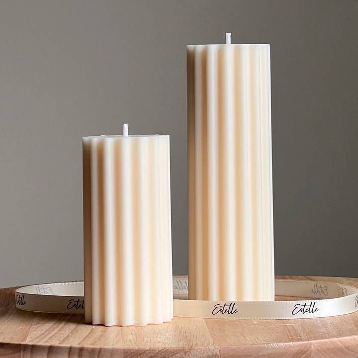 Bougie Pilier en Cire de Soja Côtelée | Bougie Décorative Artisanale pour la vente par Estelle Studio