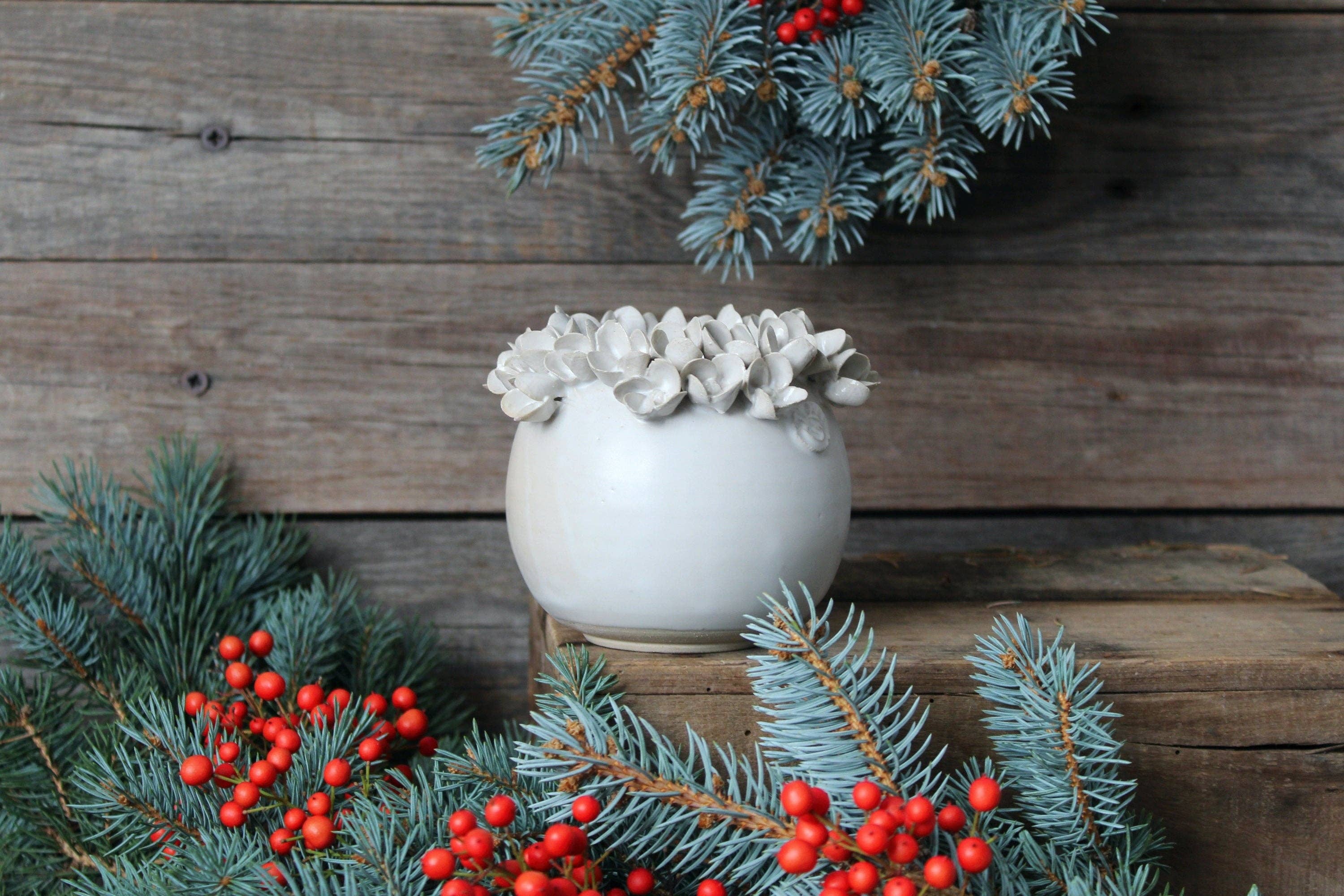 L'Officina – wholesale Vase – Hydrangea - Small white spherical stoneware vase with hydrangea flowers