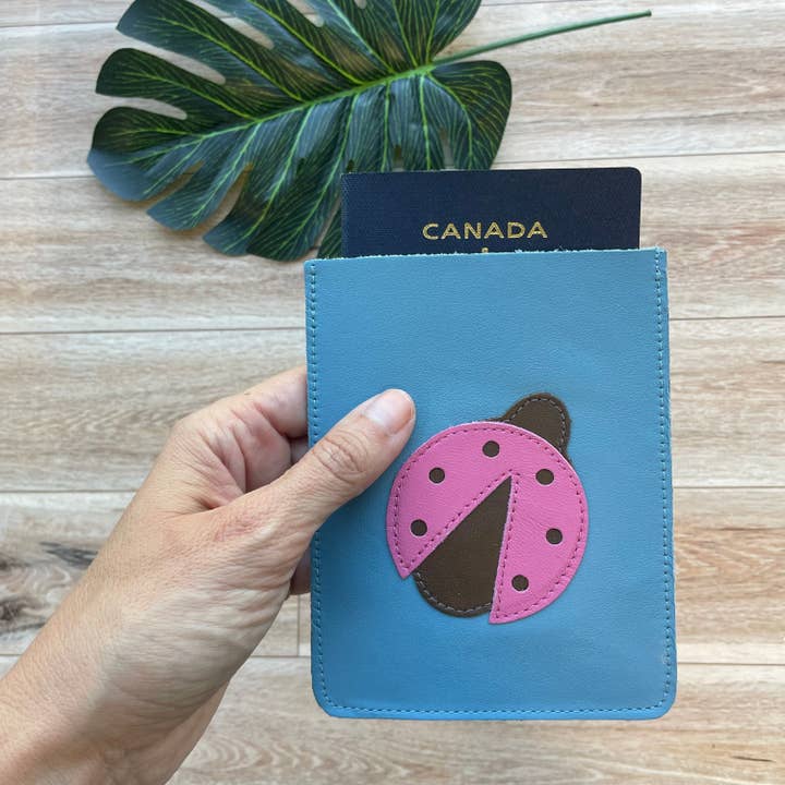 Funda de piel tipo mariquita para pasaporte, estilo manga, apta para EE. UU. para venta al por mayor de Mally Designs