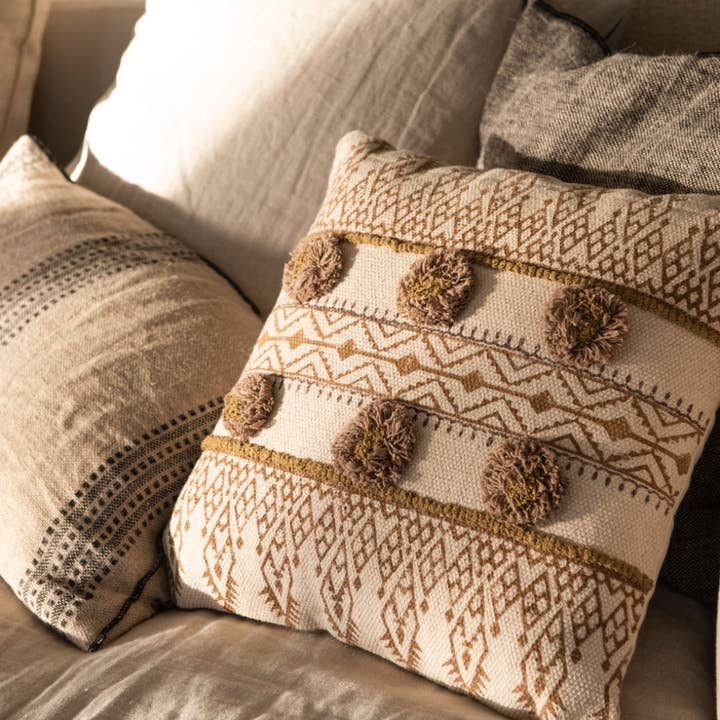 Brun dekorativ pude med kvaster 50x50 for engroshandel hos Andrea House