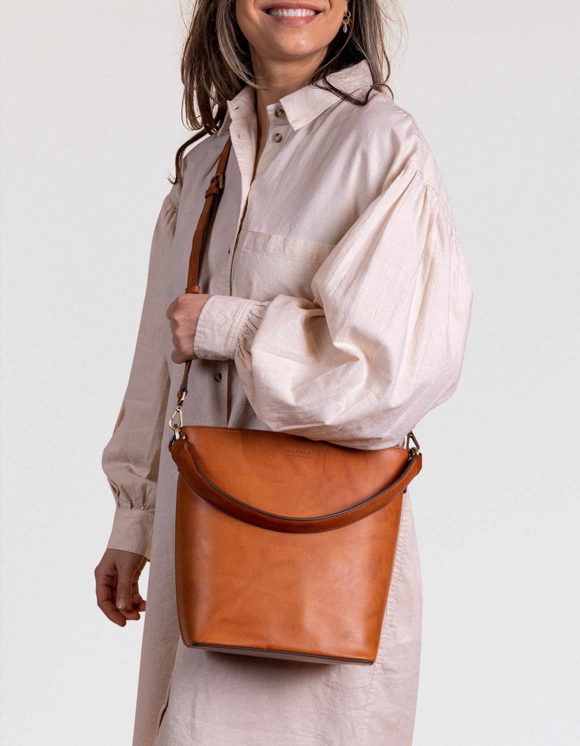 O My Bag – Großhandel Schultertasche – Damen – Bobbi Bucket Bag Maxi - Cognac Klassisches Leder8