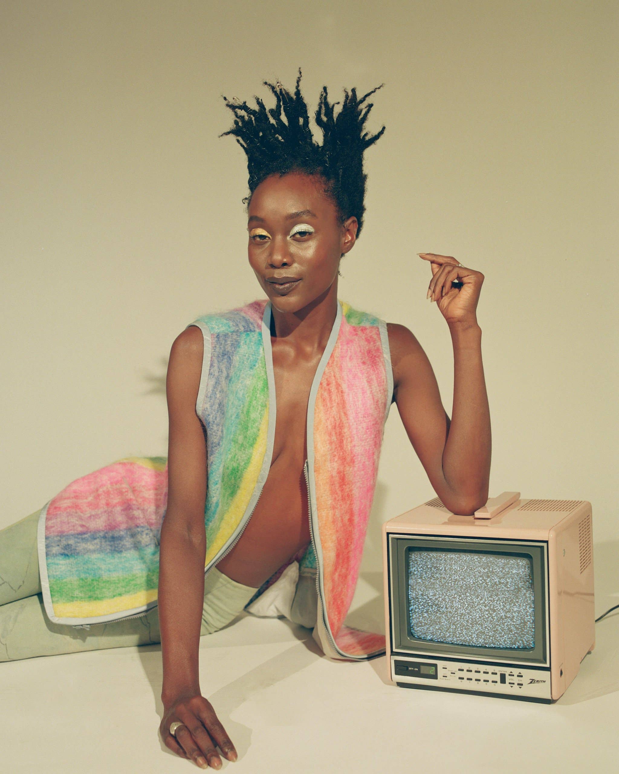 Vespertine NYC – Großhandel Pullunder – Damen – Reflektierende Mohair Cardigan Sweater Weste, Regenbogen gestreift2