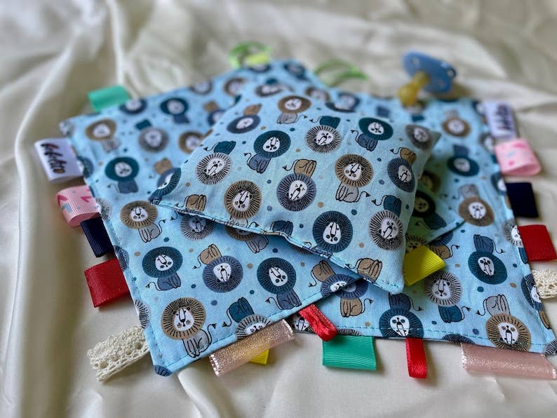 bebelito – Großhandel Sicherheits-/Kuscheldecke – Baby – Baby Knistertuch Löwe1