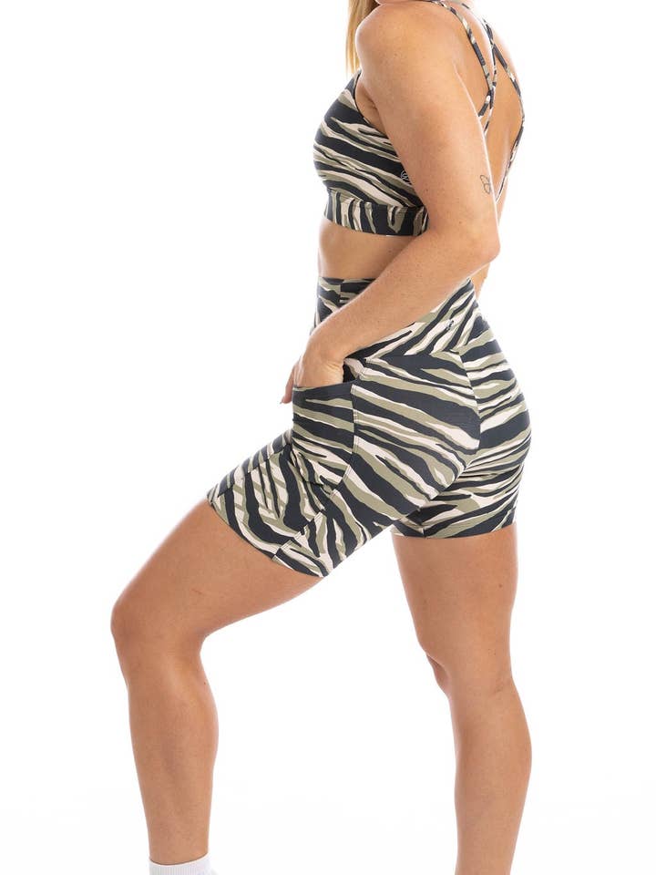 Short midi Zebra Eco à poches pour la vente par Carra Lee Active