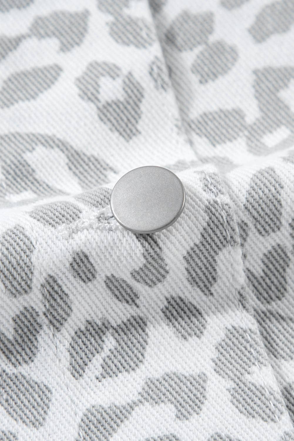 Blanco Chaqueta vaquera blanca con bolsillo con solapa y estampado de leopardo de venta al por mayor en Faire4