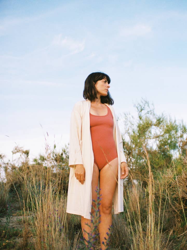 Basic bodysuit i ekologisk bomull för wholesale av Earth & Mama Co. (Irene Roman Rubio)