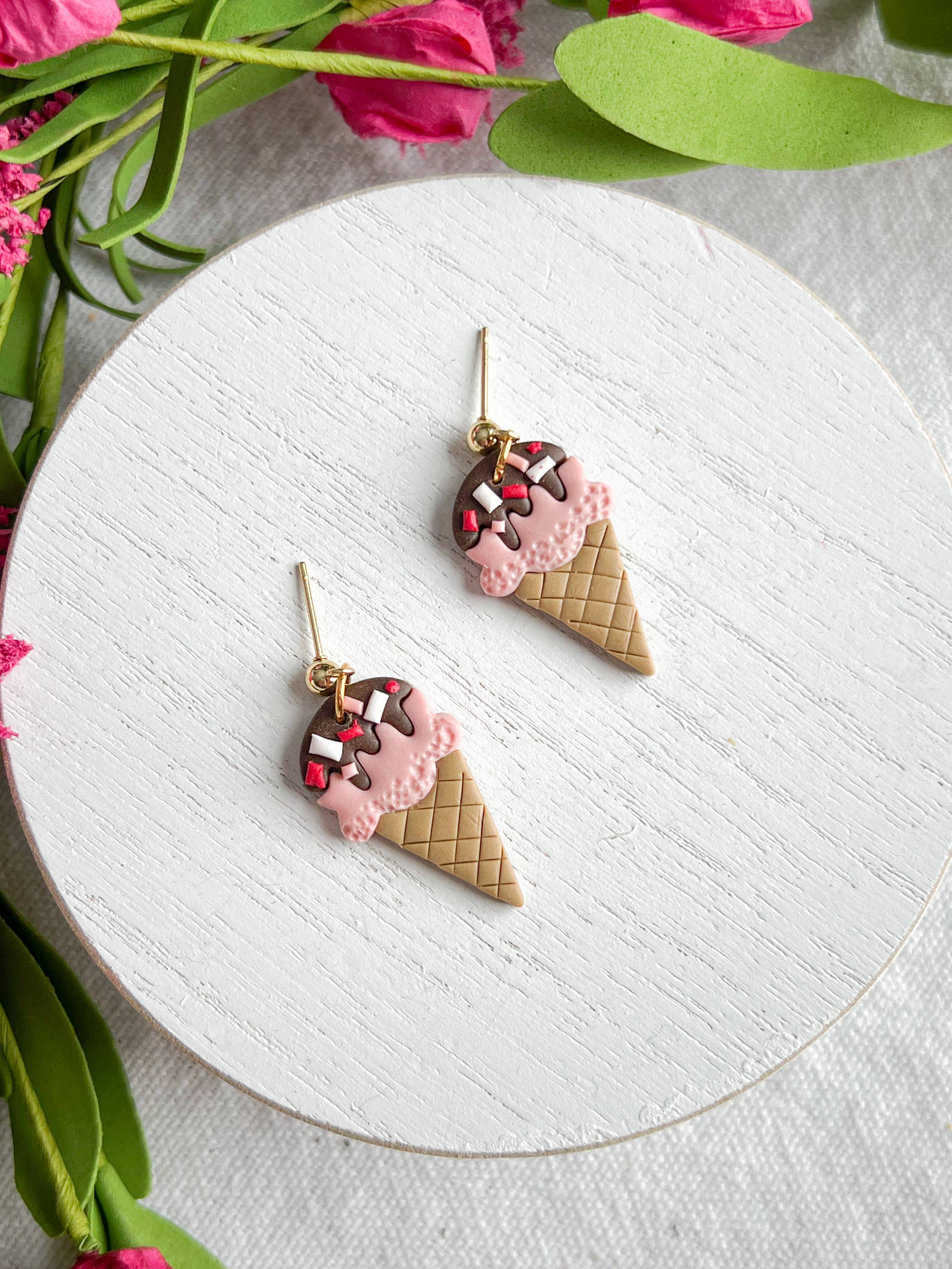 Morning Dew Designs - Vendita all'ingrosso Orecchini pendenti - Orecchini in argilla a forma di cono gelato immerso nel cioccolato con granelli3