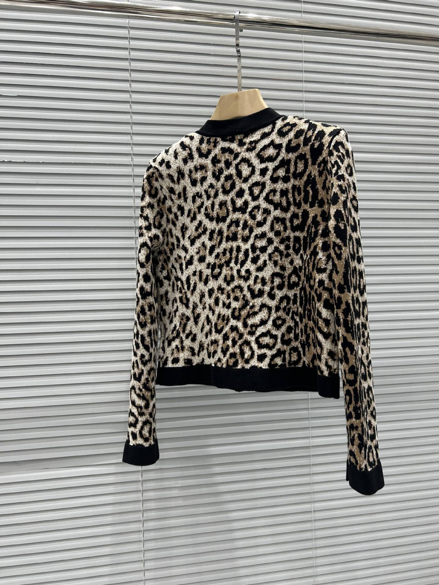 Colore come immagini Cardigan Slim in Maglia Jacquard Leopardato JK170Y con Scollo Tondo in vendita all'ingrosso su Faire1