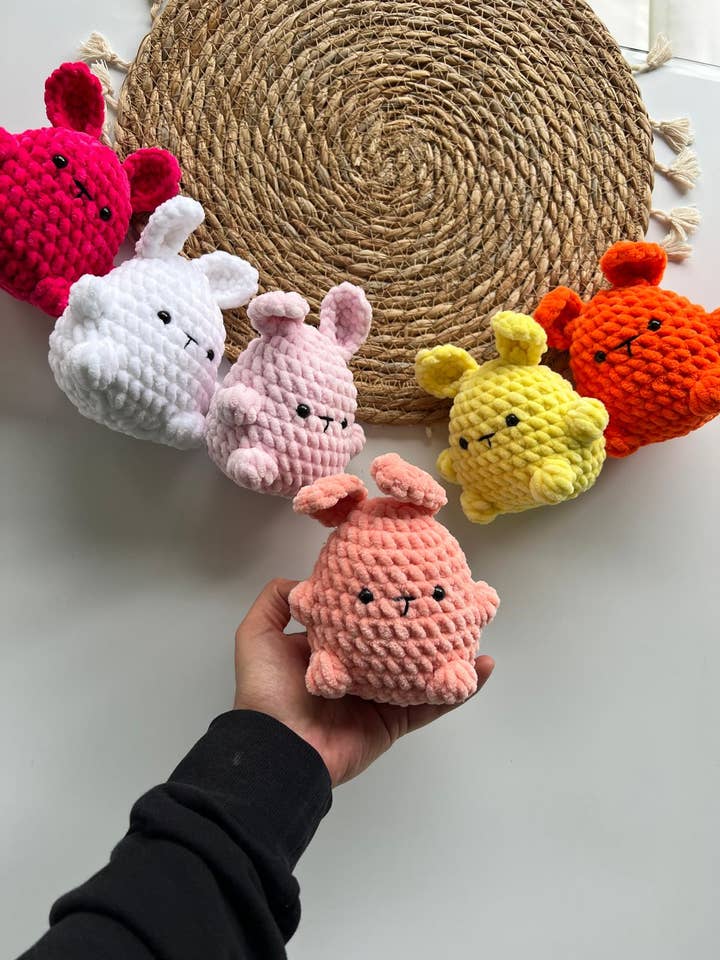 Coelhinho de Veludo Feito à Mão – Brinquedo de Pelúcia Macio em Croché para Exposição de Bebés por atacado de Emel Crochet