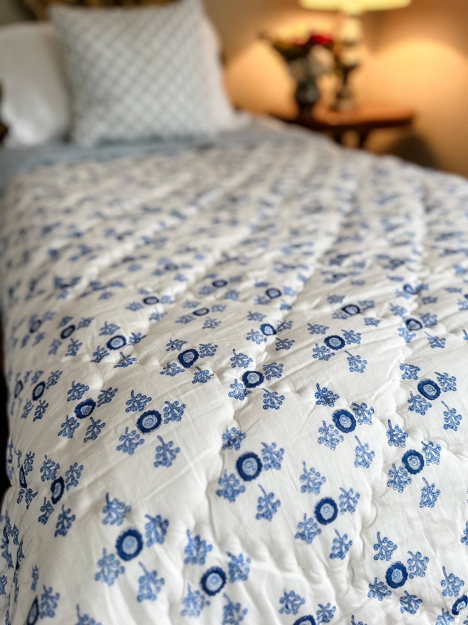 August Table – Großhandel Bettdecke – Steppdecke - Villa Vaux Petit Blau und Weiß und Streifen1