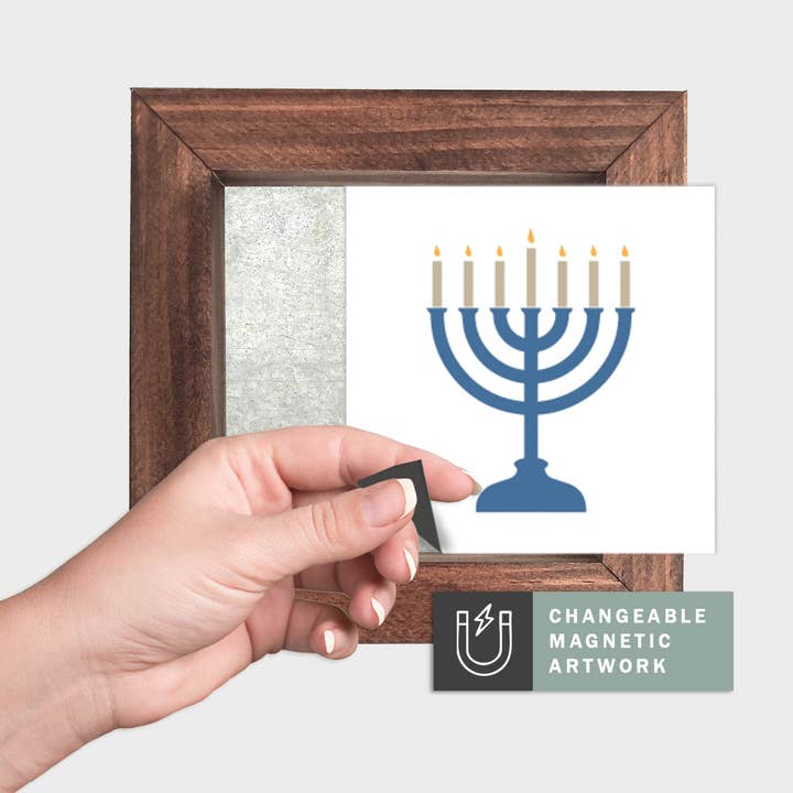 Magnetisk säsongsdekorinsats för utbytbar skylt (Mini): Menorah (Hanukkah/Vinter) | Magnetisk skylt utan motiv säljs separat för wholesale av Simpler Seasons Decor