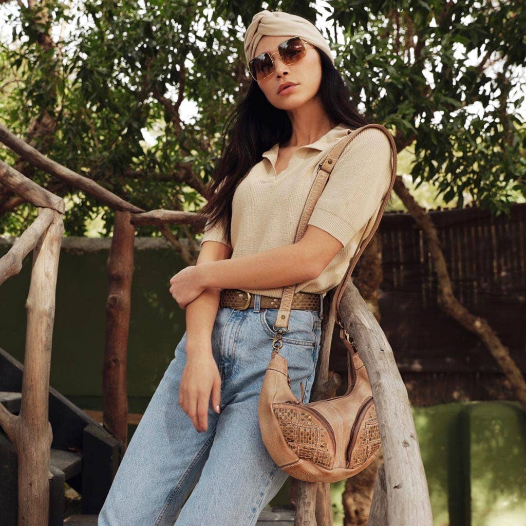 Sable Andel | Sac à bandoulière avec poches en cuir clouté sable en vente sur Faire2