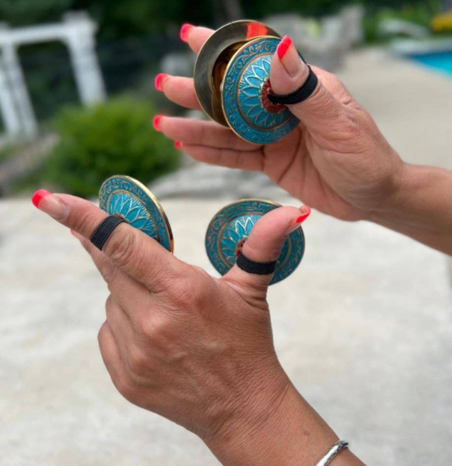 Lungta Imports - Vendita all'ingrosso Strumenti musicali - 2 paia di piatti da dito in ottone a forma di fiore di loto Zills per pancia 1