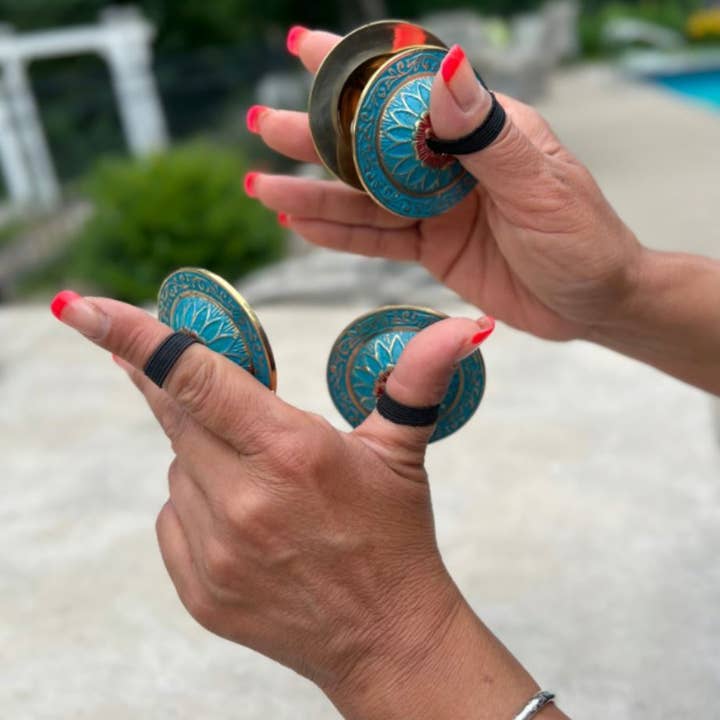 Lungta Imports - Vendita all'ingrosso Strumenti musicali - 2 paia di piatti da dito in ottone a forma di fiore di loto Zills per pancia 1