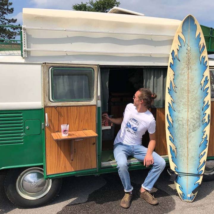 VW Collection by BRISA – Engroshandel T-shirt med print - Unisex – VW T1 Bus T-Shirt Unisex (XXL) - Samba Striber/Blå&Hvid3