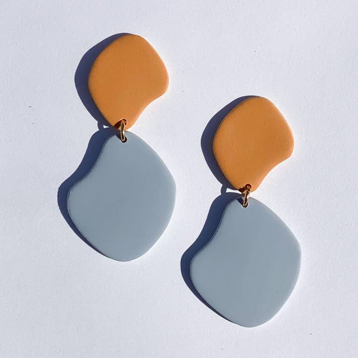 boucles d'oreilles en terre cuite et bleu ciel pour la vente par The Color Theory