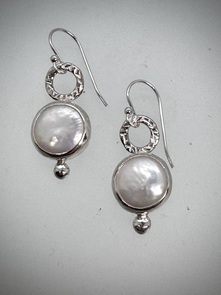 Boucles d'oreilles cercles martelés en argent avec perle de culture d'eau douce en forme de pièce pour la vente par Morgan McGeehan Designs