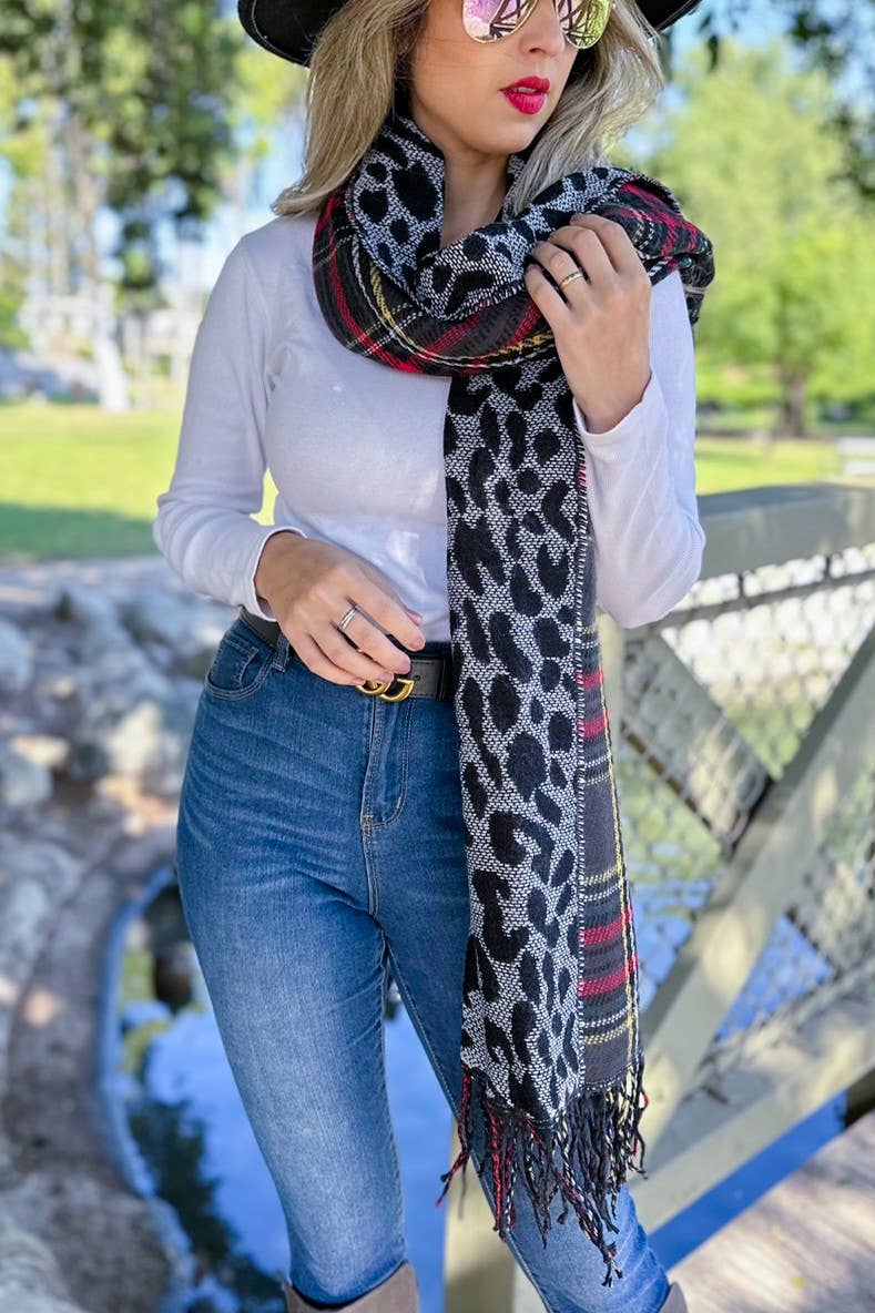 Nero Poncho reversibile bifacciale nero e leopardato con bottone in vendita all'ingrosso su Faire4