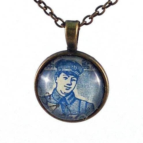 1949 Postman - timbre japonais - collier timbre-poste bijoux - collier timbre-poste vintage - finition bronze antique pour la vente par Postage Stamp Jewelry