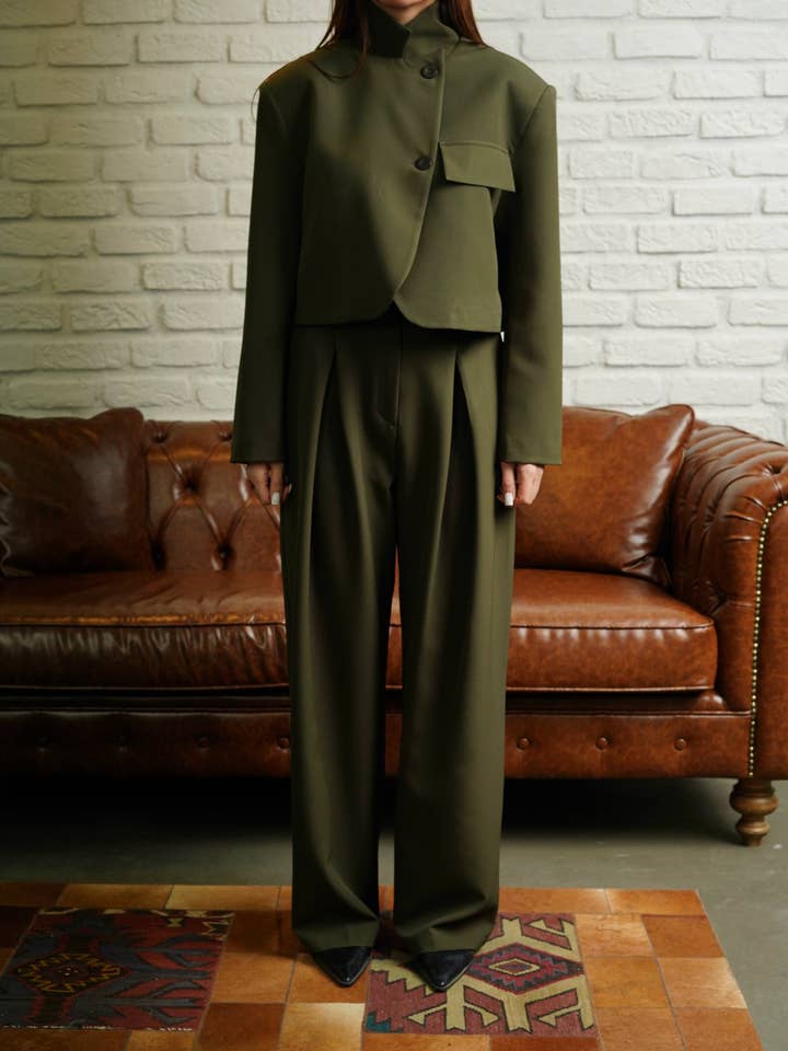 Conjunto de Casaco Curto Verde Oliva e Calças de Perna Larga – Moderno por atacado de Design company-Fatma Balkir