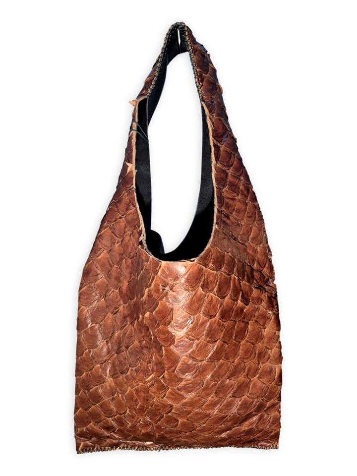 palermo taske | brun upcycled pirarucu-skind med sort upcycled læder for engroshandel hos VOLTA ATELIER