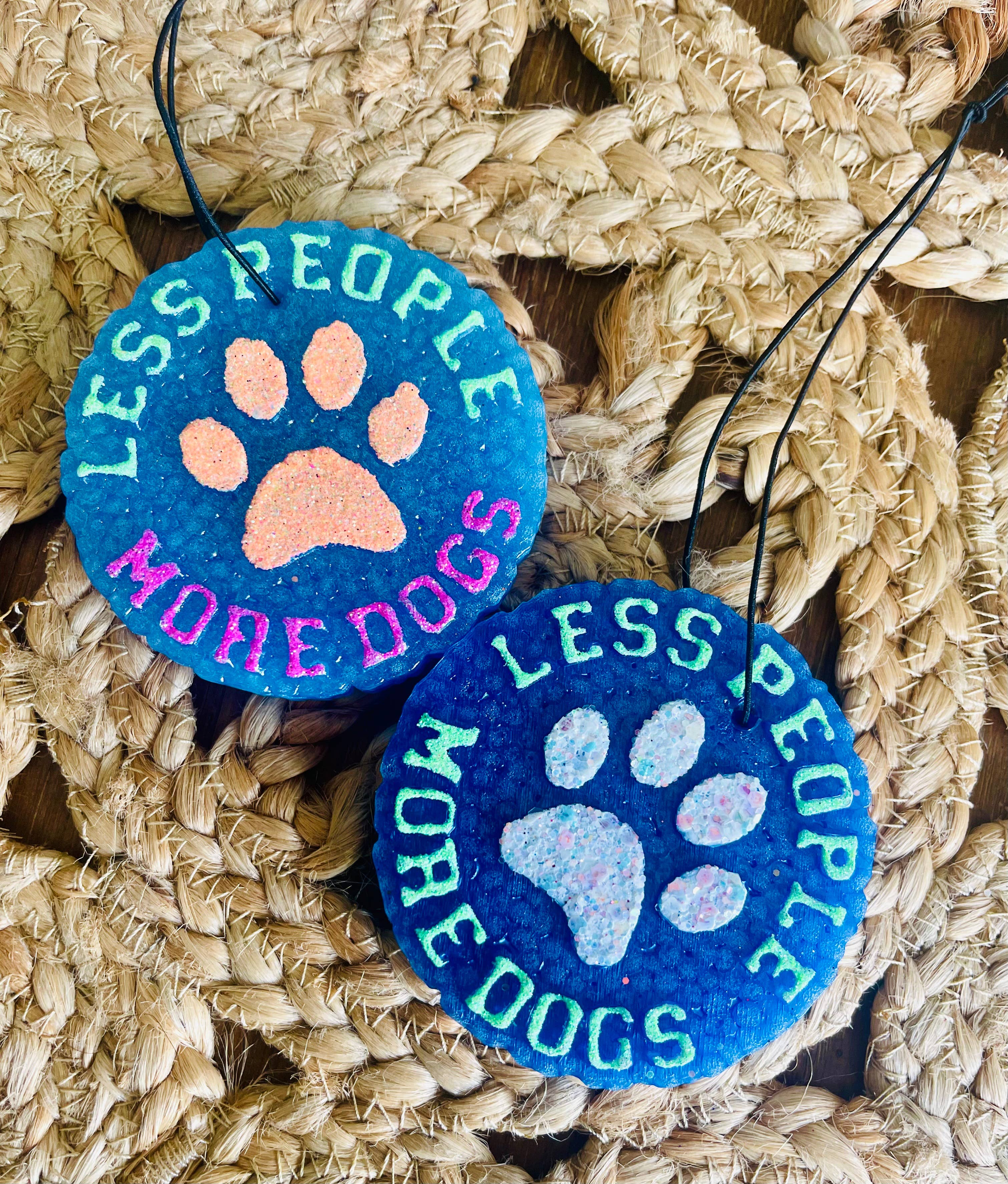 Stay Fresh’ies Air Fresheners – Engroshandel Luftfrisker til bilen – til kvinder – Færre mennesker Flere hunde Bil Freshie 1