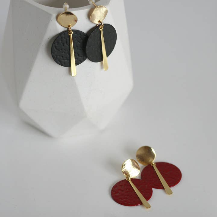 Clous d'oreilles affirmés rouge rubis/noir et or pour la vente par Kaiko Studio