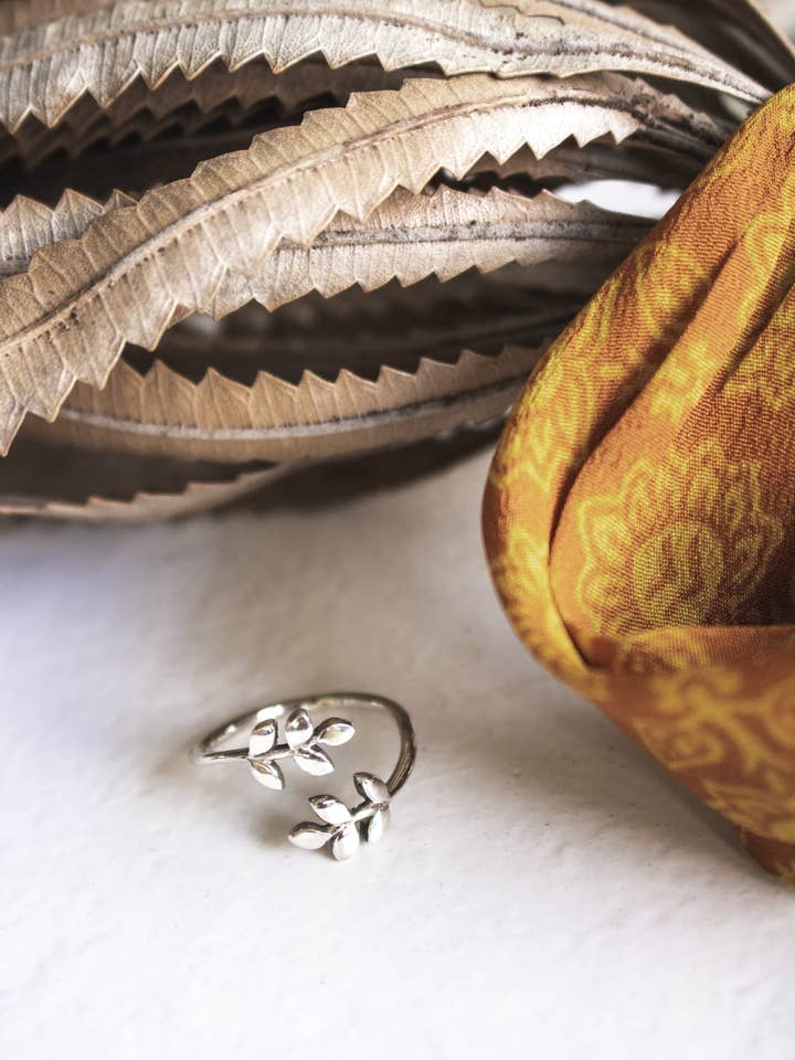 Anello con foglie d'autunno per la vendita all'ingrosso da parte di Meelah Collections