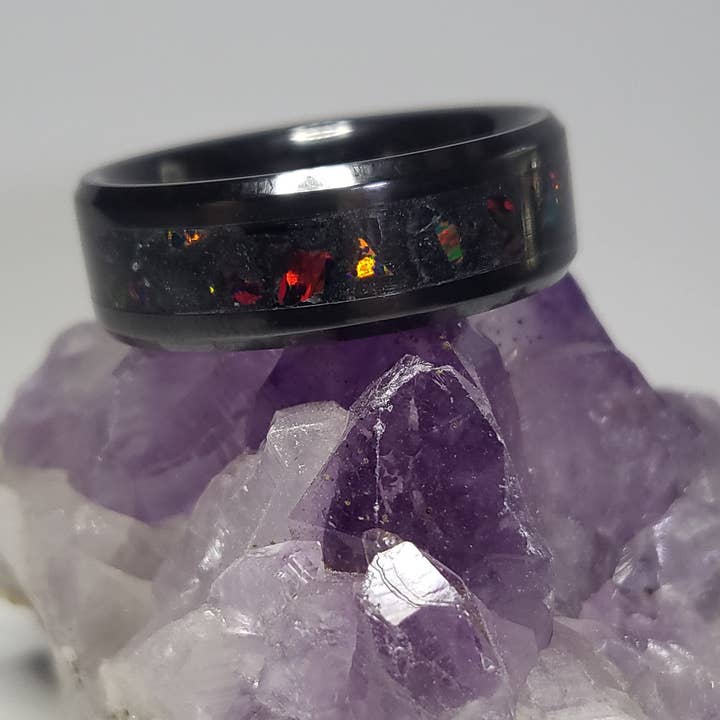 Bague en céramique noire avec opale de braise, améthyste, quartz pour la vente par Natural Evolution Design