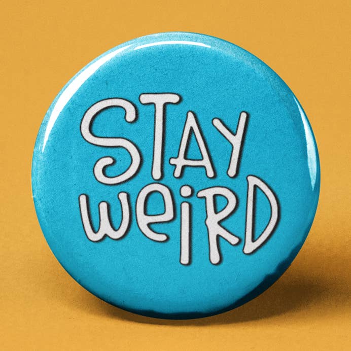 Restez bizarre bouton Pinback pour la vente par The Pin Pal Club