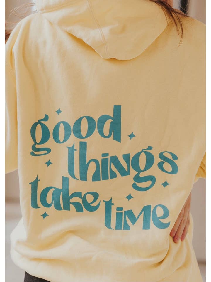 Rad Vibes Only – Großhandel Hoodie – Damen – Good Things Take Time Hoodie, gelber Sweatshirtärmel, Wörter