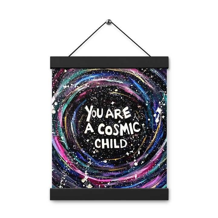 Poster Originale "Sei un Bambino Cosmico" con Appendini per la vendita all'ingrosso da parte di Jade Meraki Studios