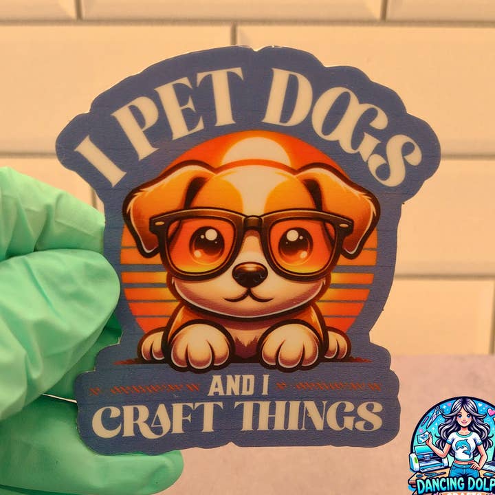 Jag klappar hundar och jag skapar saker – Klistermärke för wholesale av Dancing Dolphin Crafts