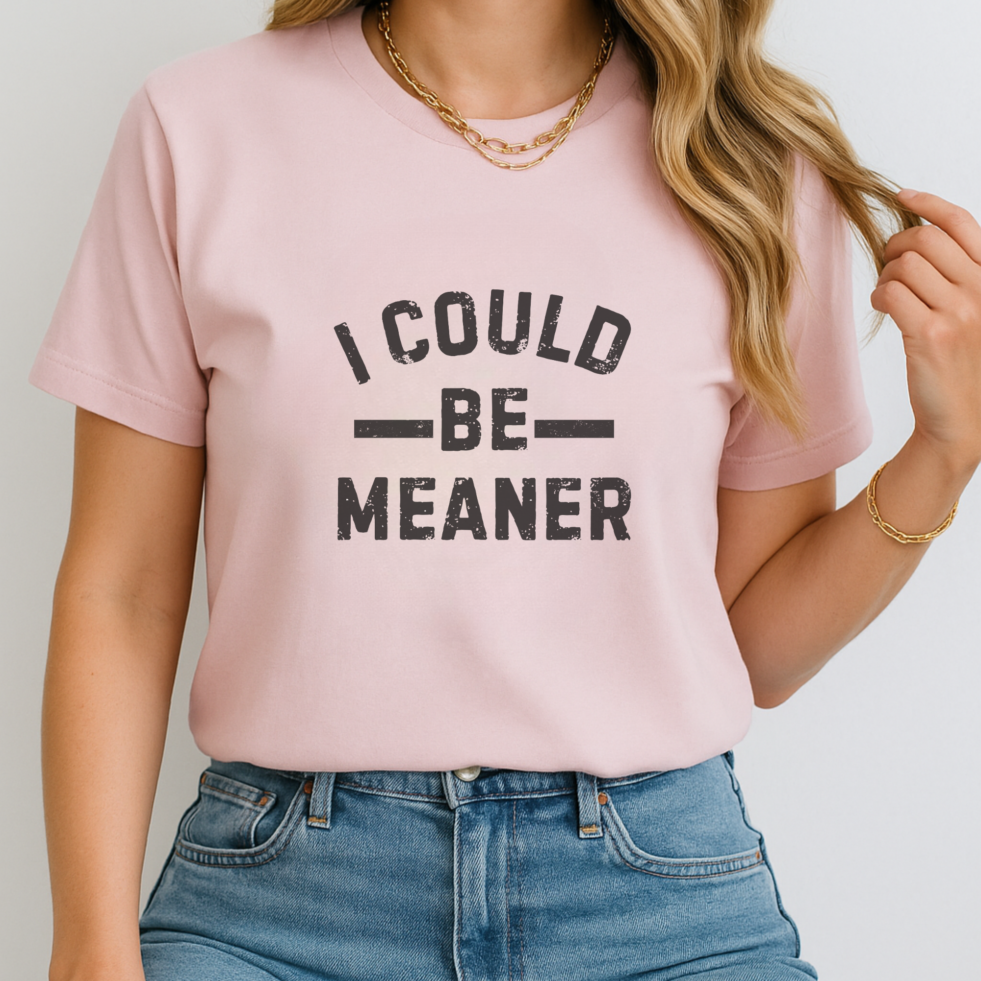 Trendznmore - Modern Graphic Apparel - Venta al por mayor Camiseta serigrafiada - Mujer - Camiseta Gráfica Divertida "Podría Ser Más Mala"1