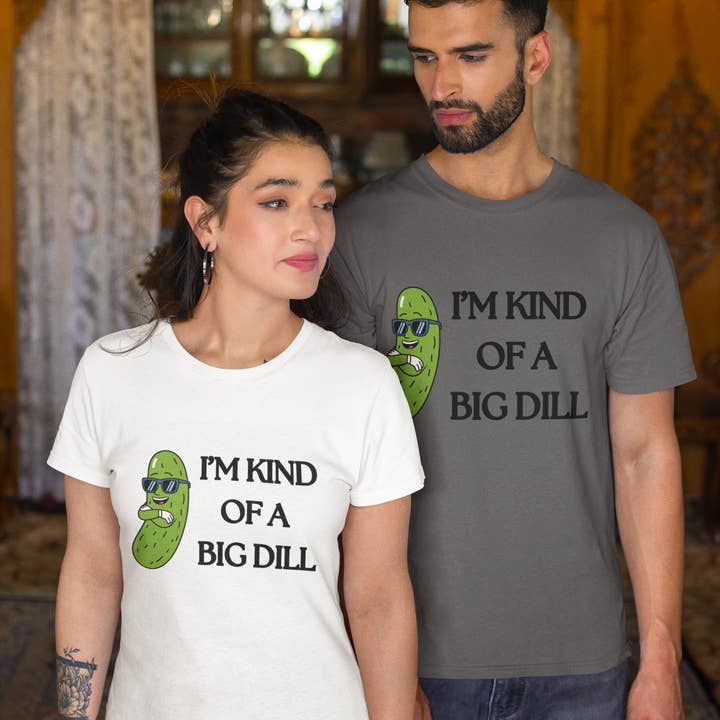 T-shirt graphique drôle de cornichon - Je suis un peu un gros cornichon, T-shirt en coton unisexe, Cadeau pour les amateurs de nourriture, Anniversaire, Cadeau humoristique, Vêtements humoristiques pour la vente par Happythings76