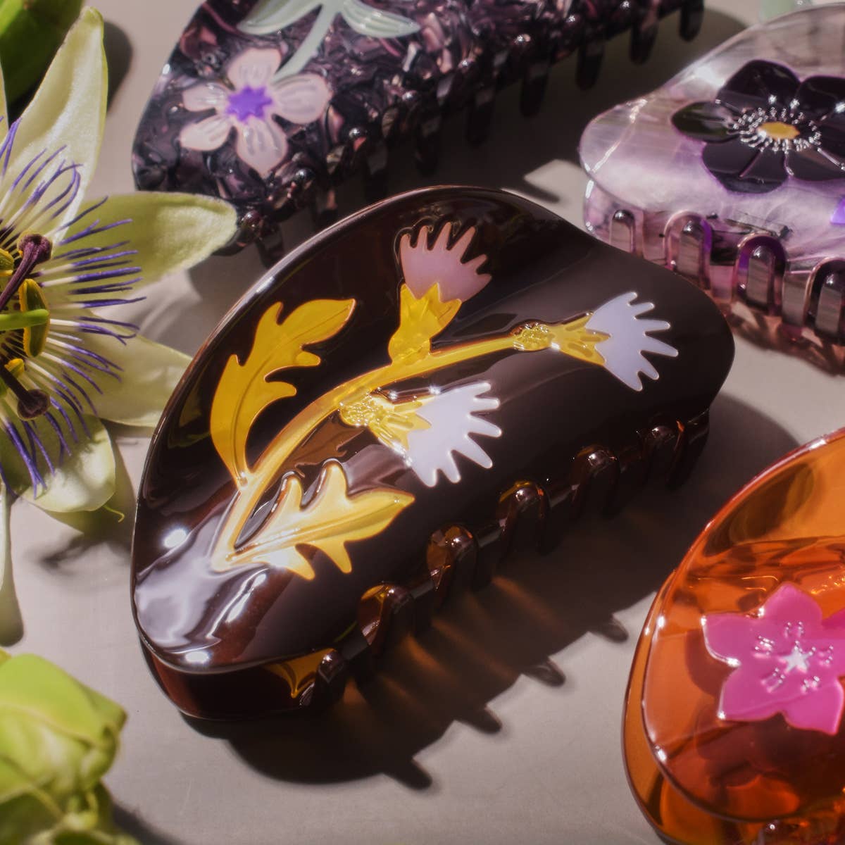 WINONA IRENE – Großhandel Haarclip – Damen – Mariendistel-Haarklammer für Damen, dunkelbraun und goldfarbenes Azetat5