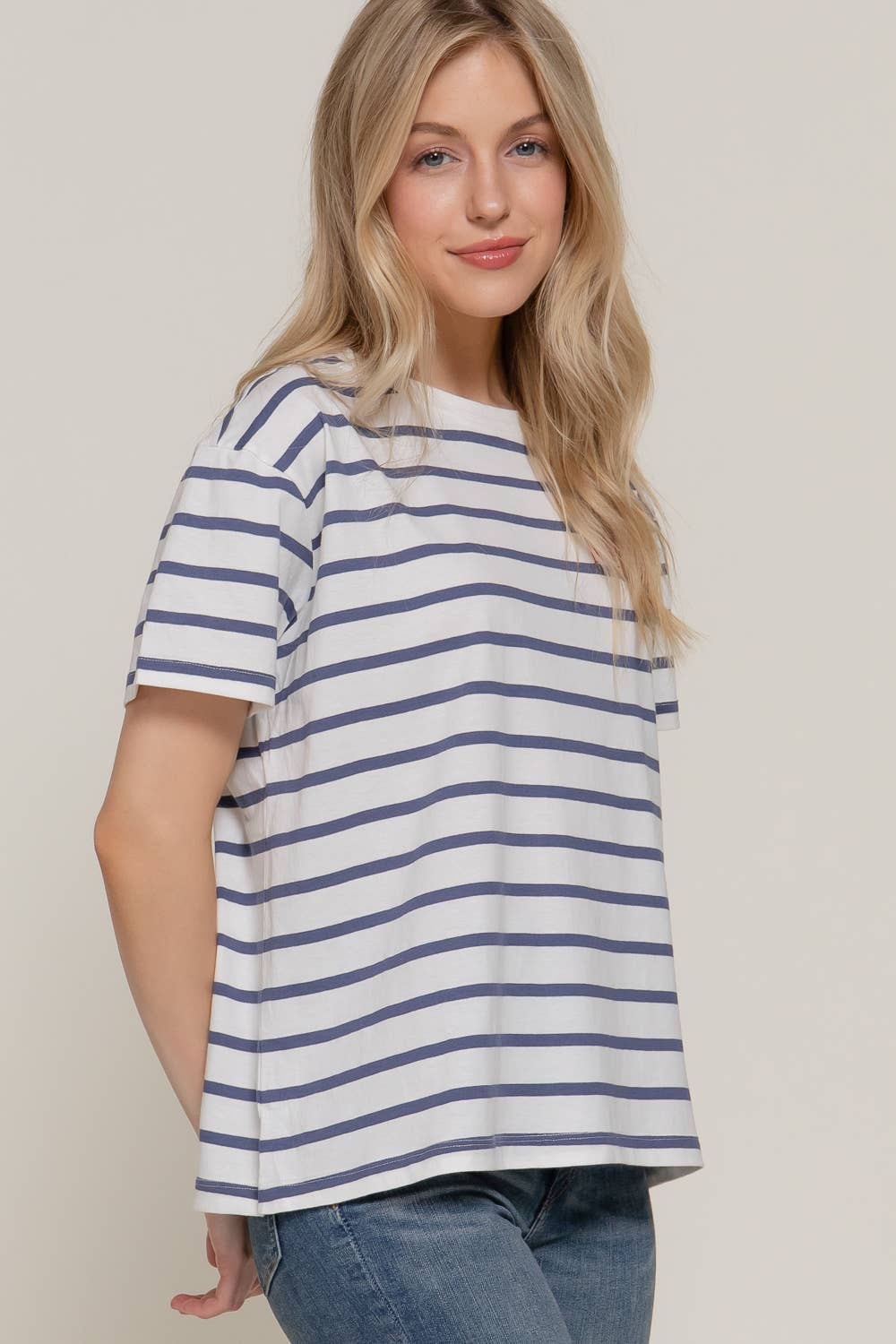 Active Basic | Active USA - Wholesale Gebreide top - Dames - Oversized T-shirt met korte mouwen en ronde hals in Y/D-strepen11