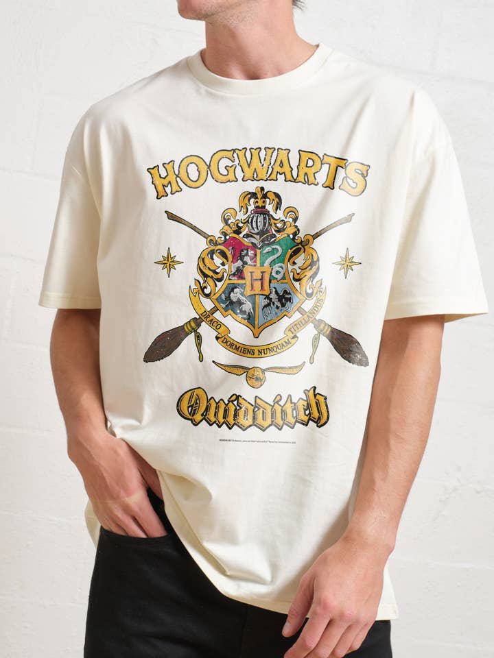 T-shirt Bouclier de Quidditch de Poudlard pour la vente par Threadheads