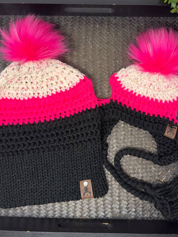 Berretto Mom & Pupper Dog Vibrant Pink per la vendita all'ingrosso da parte di Cozy Knots & Paws