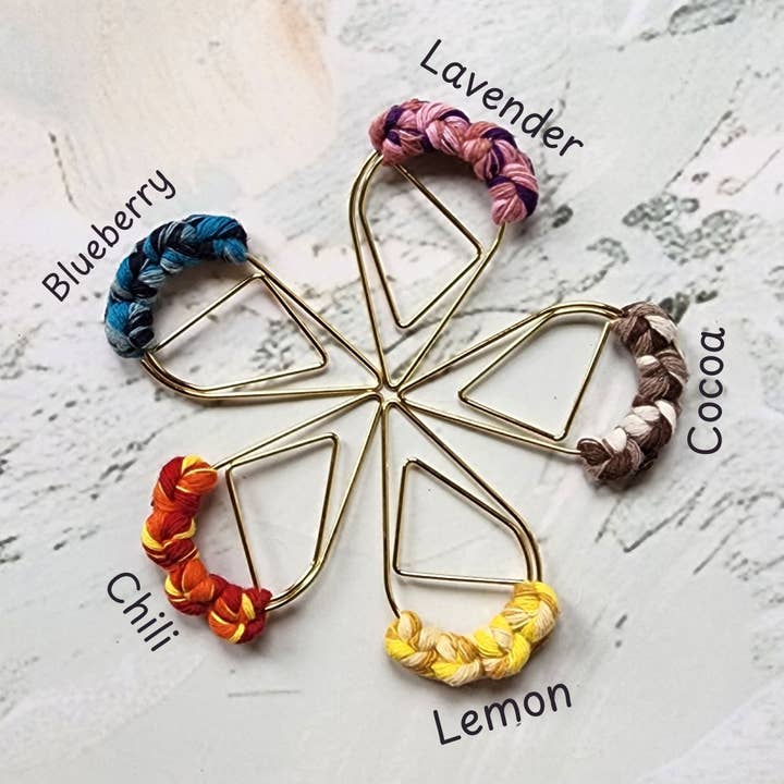 Handmade By Uruba – Großhandel Lesezeichen – Handgefertigtes geflochtenes Garn-Lesezeichen | Buntes geometrisches Metall