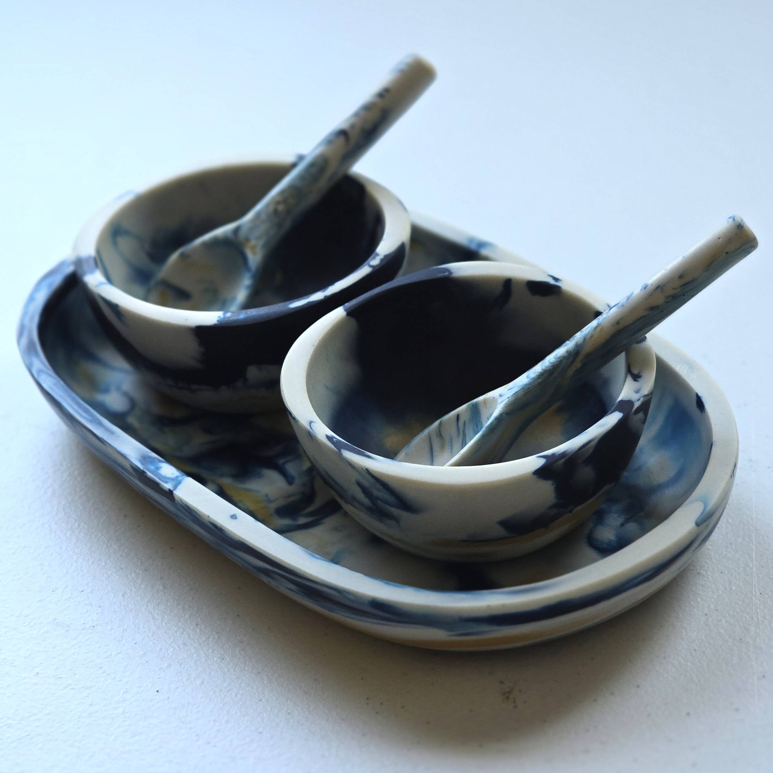 Gibb & Daan – Engroshandel Serveringsbakke – Lille serveringsbakke med 2 skåle og skeer - Håndhældt harpiks26