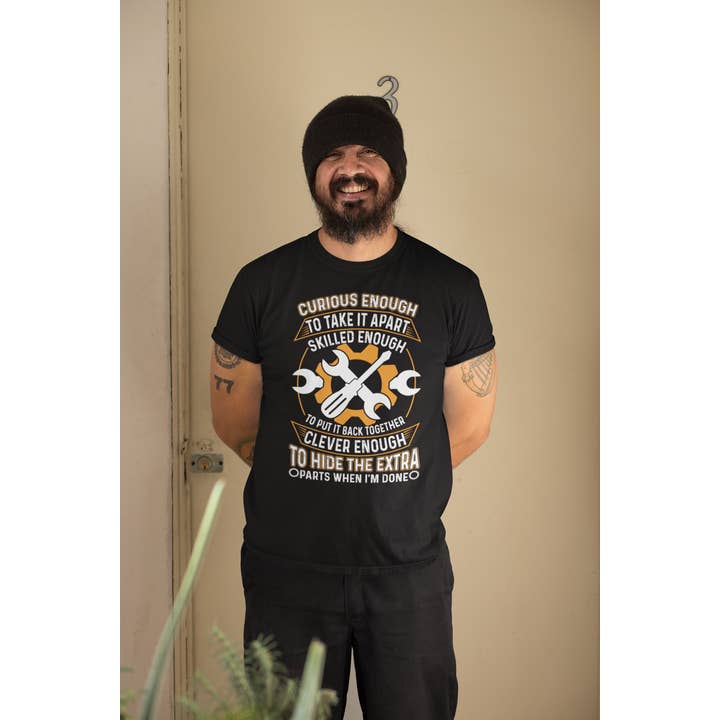 Maglietta unisex Curious Skilled Clever Hide The Parts Car Guy Gear Head Hot Rod nera in stile morbido, nuova per la vendita all'ingrosso da parte di Ink'd Worx by Design