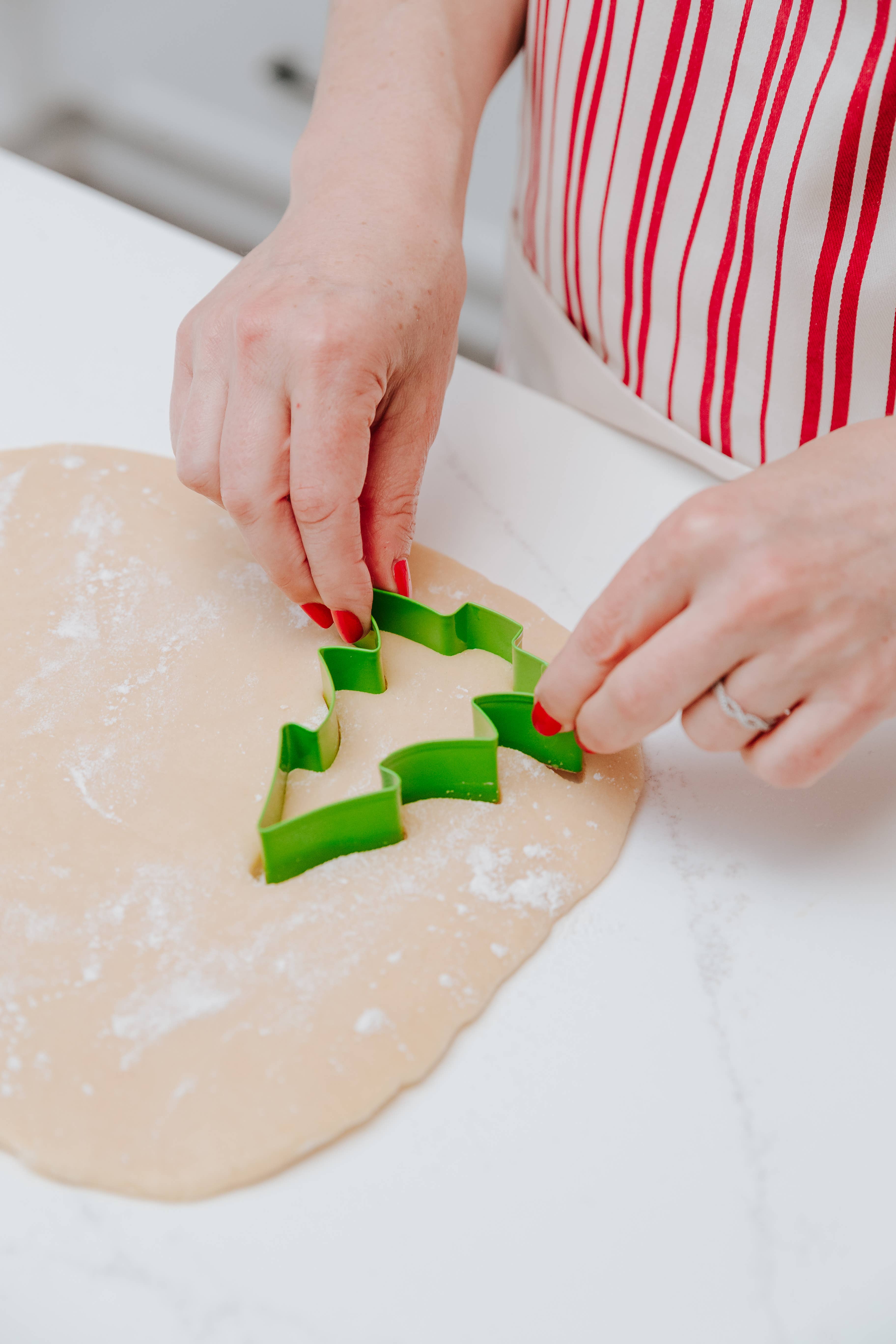 Handstand Kitchen - Wholesale Baking Dish - Festive Tree Baking Set – Cupcake Mold, Spatula & Cutter4