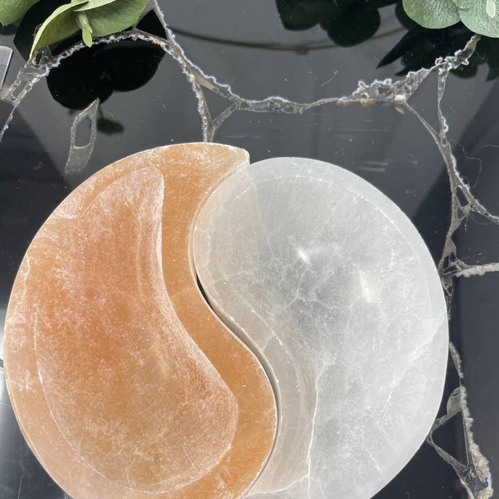 Selenite Yi-yang Charging Bowl Lot of 4 and other Purchase Wholesale accessori cellulari prezzi. Free Returns & Net 60 Terms on Faire trending on Faire.