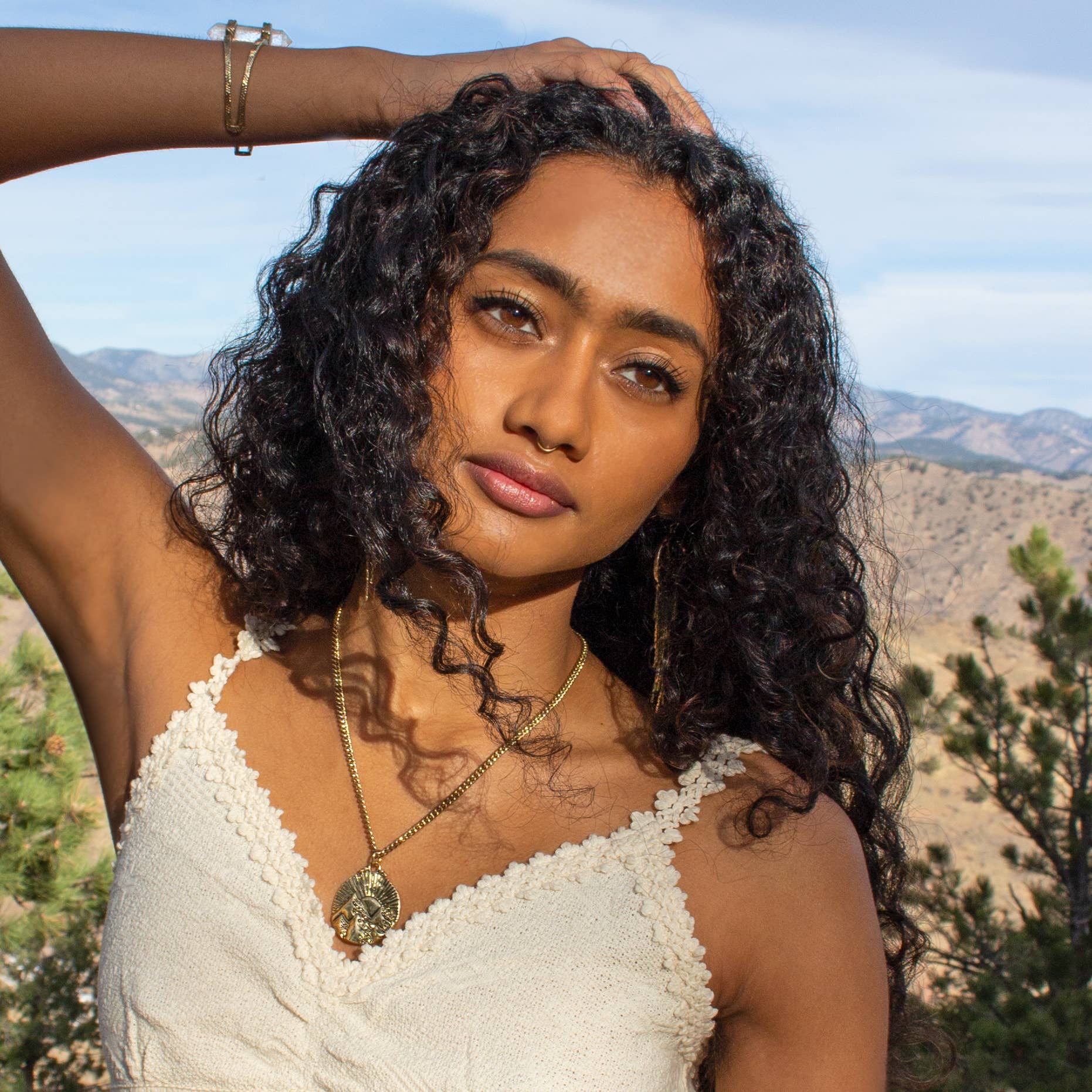 Hiouchi Jewels | Rose & Bolt Grateful Dead Jewelry – wholesale Hänge-/berlockhalsband – Solens Berg Halsband | Guld8