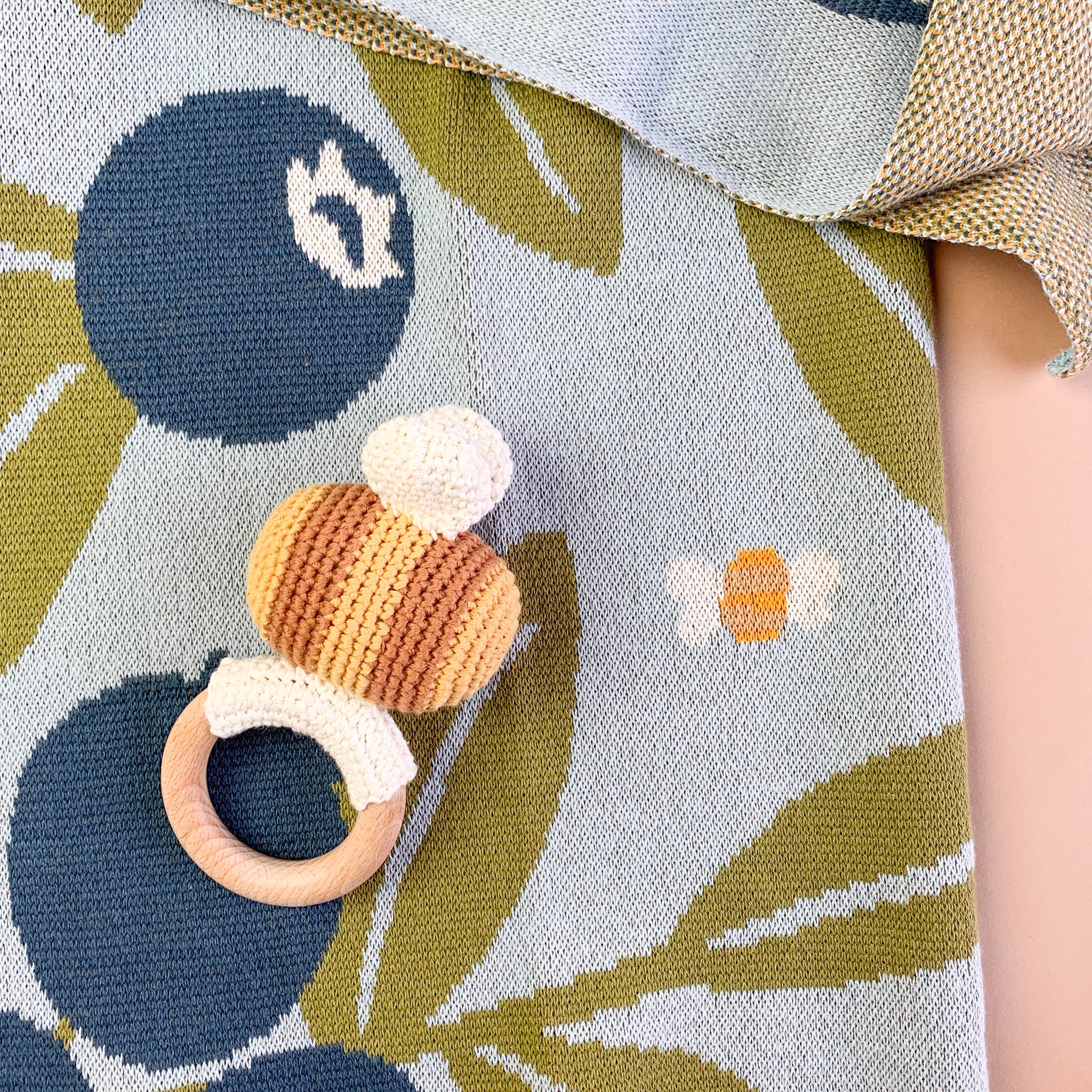 The Blueberry Hill – wholesale Gosefilt - Baby – Set Blåbär Filt Hatt Bitleksak Baby Nyfödd Doppresent1